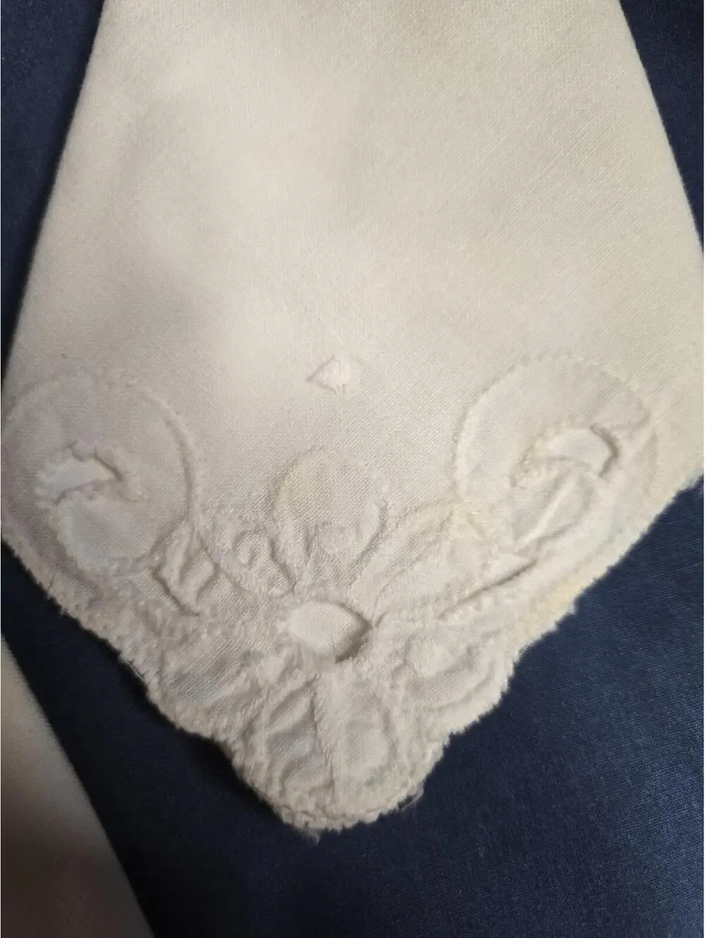 Set of 7 Vintage Embroidered White Linen Napkins With Scalloped Edges